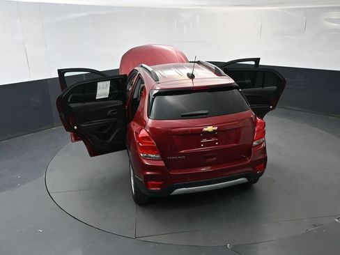 Used 2022 Chevrolet Trax LT w/ LT Convenience Package AWD/4WD image 18