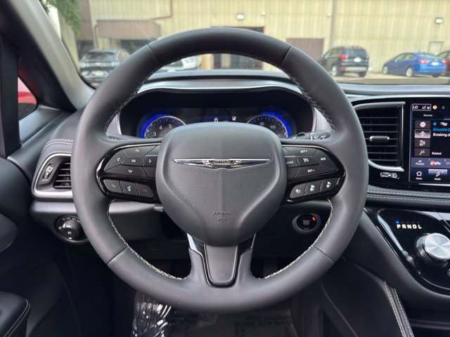 Used 2025 Chrysler Pacifica Limited FWD image 35