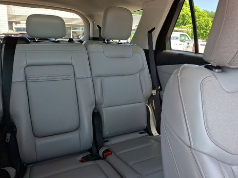 Used 2025 Ford Explorer Active w/ Active Comfort Package AWD/4WD image 19