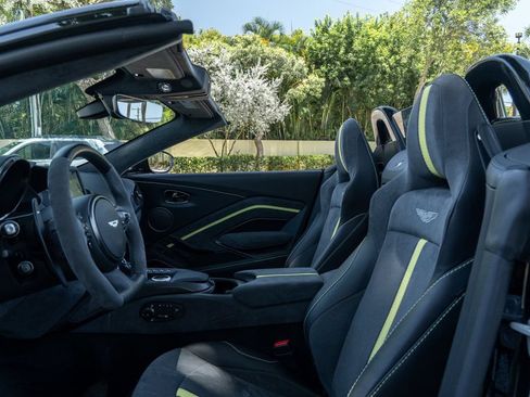 Used 2022 Aston Martin V8 Vantage Roadster RWD image 17