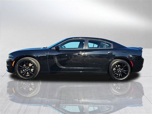 Used 2018 Dodge Charger SXT w/ Blacktop Package image 3