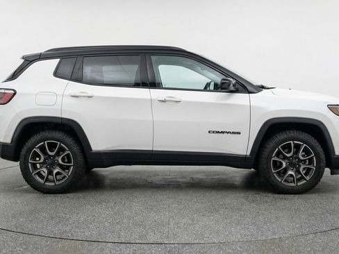Used 2025 Jeep Compass Trailhawk image 11