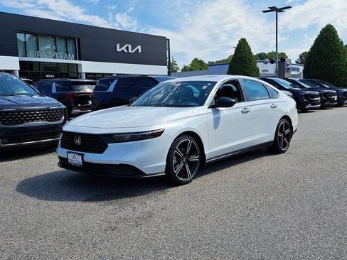 Used 2025 Honda Accord Sport image 2