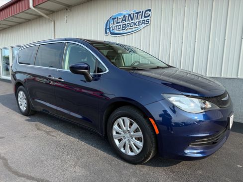 Used 2020 Chrysler Voyager L FWD image 4