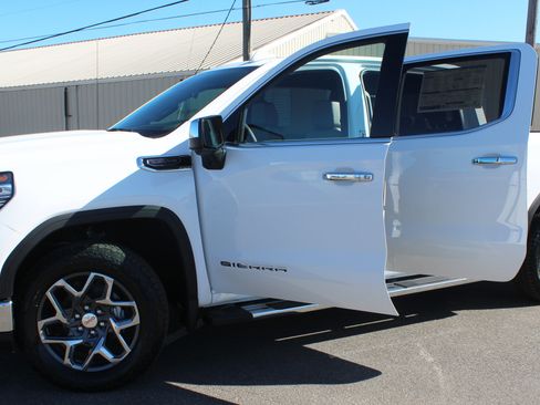 New 2026 GMC Sierra 1500 SLT image 4