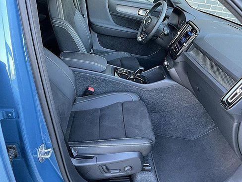 Certified 2025 Volvo XC40 B5 Plus AWD/4WD image 22