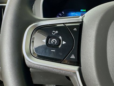 Used 2023 Volvo XC60 B5 Plus AWD/4WD image 18
