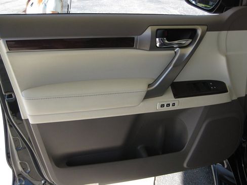 Used 2015 Lexus GX 460 w/ Premium Package AWD/4WD image 10
