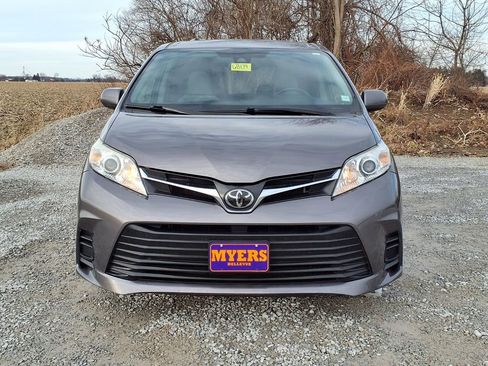 Used 2020 Toyota Sienna LE image 3