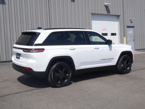 Used 2023 Jeep Grand Cherokee Altitude image 13