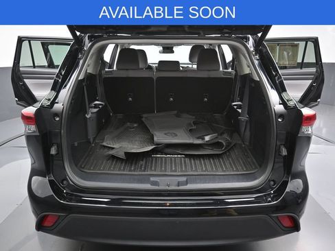 Used 2023 Toyota Highlander LE FWD image 33