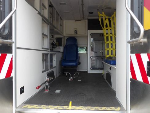 Used 2013 Ford F450 XLT w/ Ambulance Preparation Pkg RWD image 33