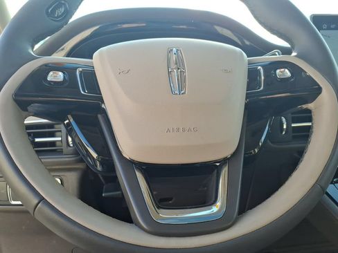 Used 2022 Lincoln Corsair AWD w/ Premium Package image 16