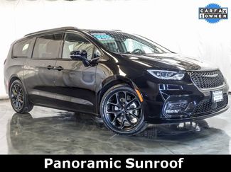 Used 2025 Chrysler Pacifica Limited video 2