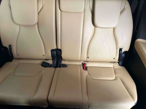Used 2024 Kia Carnival EX FWD image 11