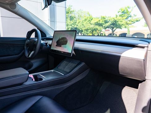 Used 2022 Tesla Model Y Long Range AWD/4WD image 23
