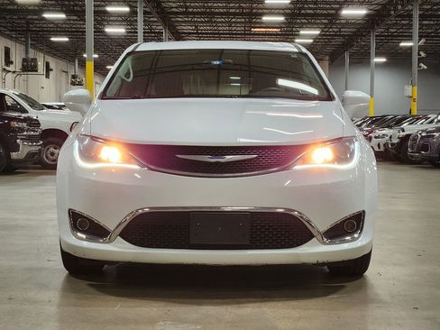 Used 2018 Chrysler Pacifica Touring Plus FWD image 2