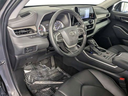 Used 2022 Toyota Highlander XLE AWD/4WD image 11