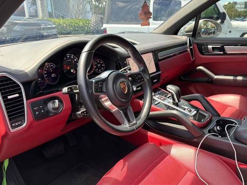 Used 2022 Porsche Cayenne image 3