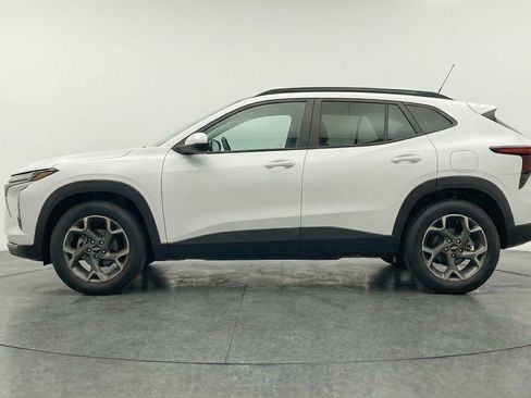 Used 2025 Chevrolet Trax LT w/ LT Convenience Package FWD image 5