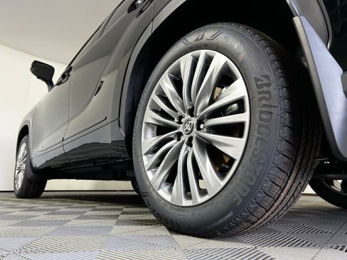 New 2026 Toyota Highlander Platinum image 23