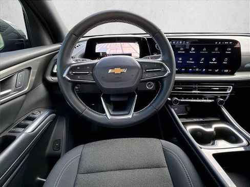 Used 2025 Chevrolet Traverse LT FWD image 7