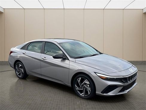 New 2025 Hyundai Elantra SEL image 2