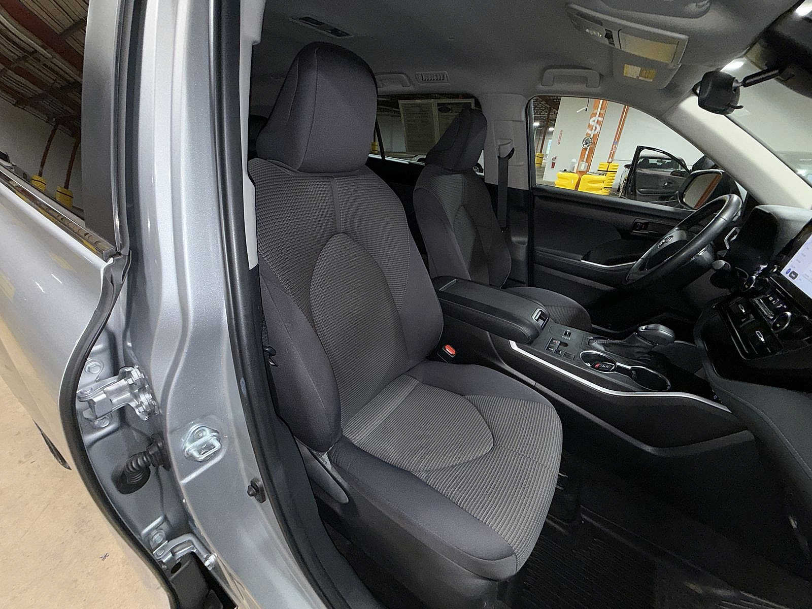 Used 2023 Toyota Highlander LE FWD image 16