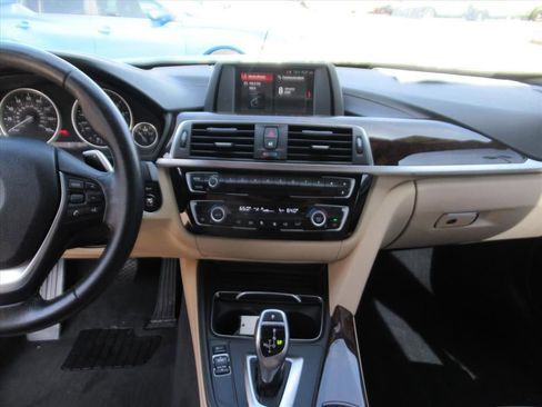 Used 2018 BMW 330i Sedan w/ Convenience Package image 19