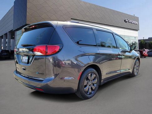 Used 2019 Chrysler Pacifica Limited w/ Advanced Safetytec Group image 2