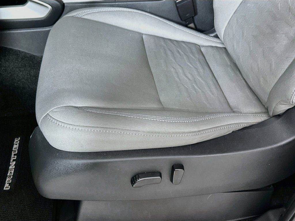 Used 2022 Nissan Frontier SV RWD image 9