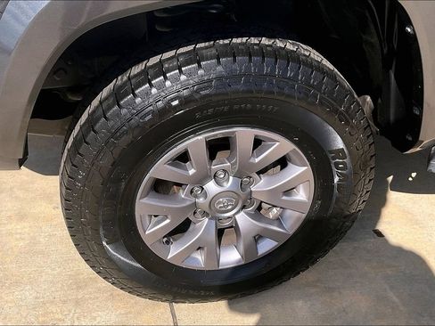 Used 2018 Toyota Tacoma SR5 RWD image 8