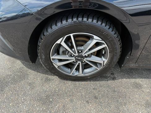 Used 2023 Kia Forte LXS w/ LXS Technology Package FWD image 4