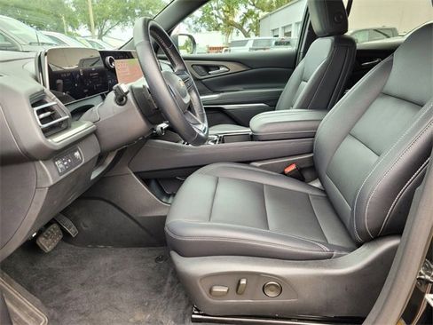 Used 2025 Chevrolet Traverse LT image 11