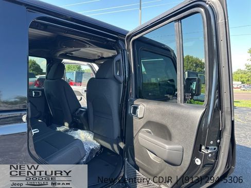 New 2025 Jeep Gladiator Sport AWD/4WD image 14