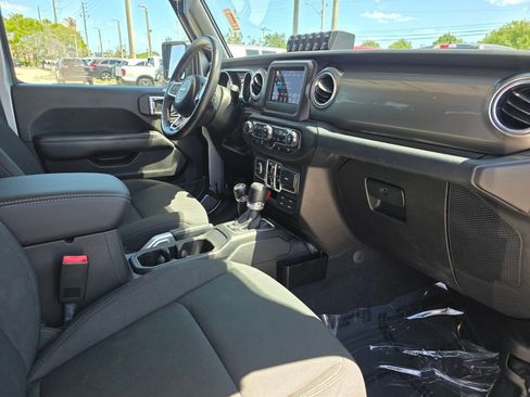 Used 2018 Jeep Wrangler Unlimited Sahara w/ Cold Weather Group AWD/4WD image 9