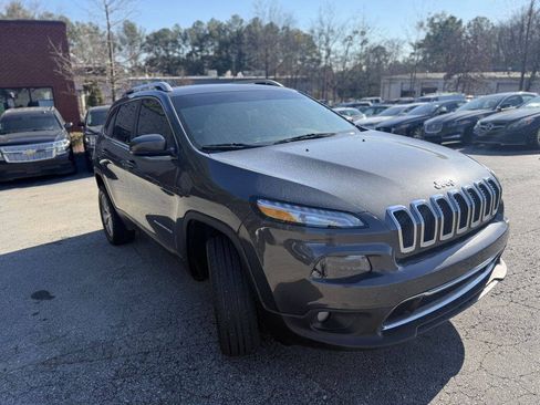 Used 2018 Jeep Cherokee Limited w/ Luxury Group AWD/4WD image 3