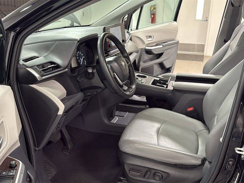 Used 2024 Toyota Sienna XLE image 12