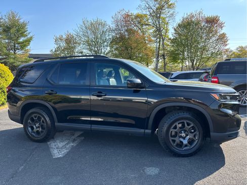Used 2024 Honda Pilot TrailSport image 3