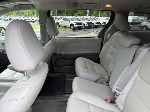 Used 2020 Toyota Sienna XLE w/ XLE Navigation Package FWD image 31