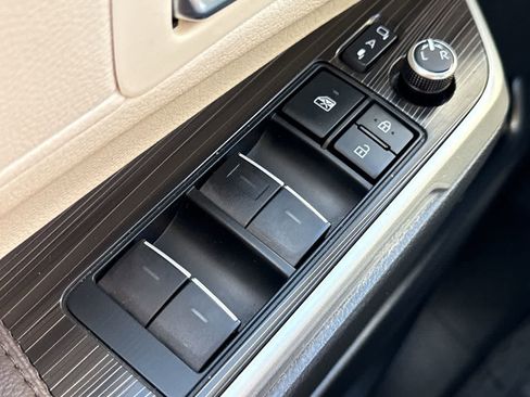 Used 2022 Toyota Sienna Platinum image 23