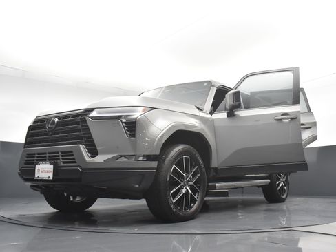 Used 2024 Lexus GX 550 image 34