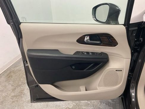 Used 2021 Chrysler Pacifica Limited w/ Uconnect Theater Family Group image 23