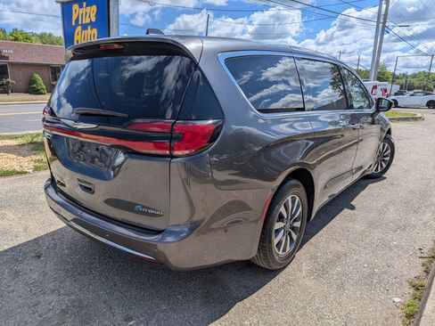 Used 2022 Chrysler Pacifica Touring-L w/ Uconnect Theater Family Group FWD image 6