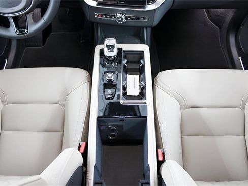 New 2026 Volvo XC90 B5 Plus image 17