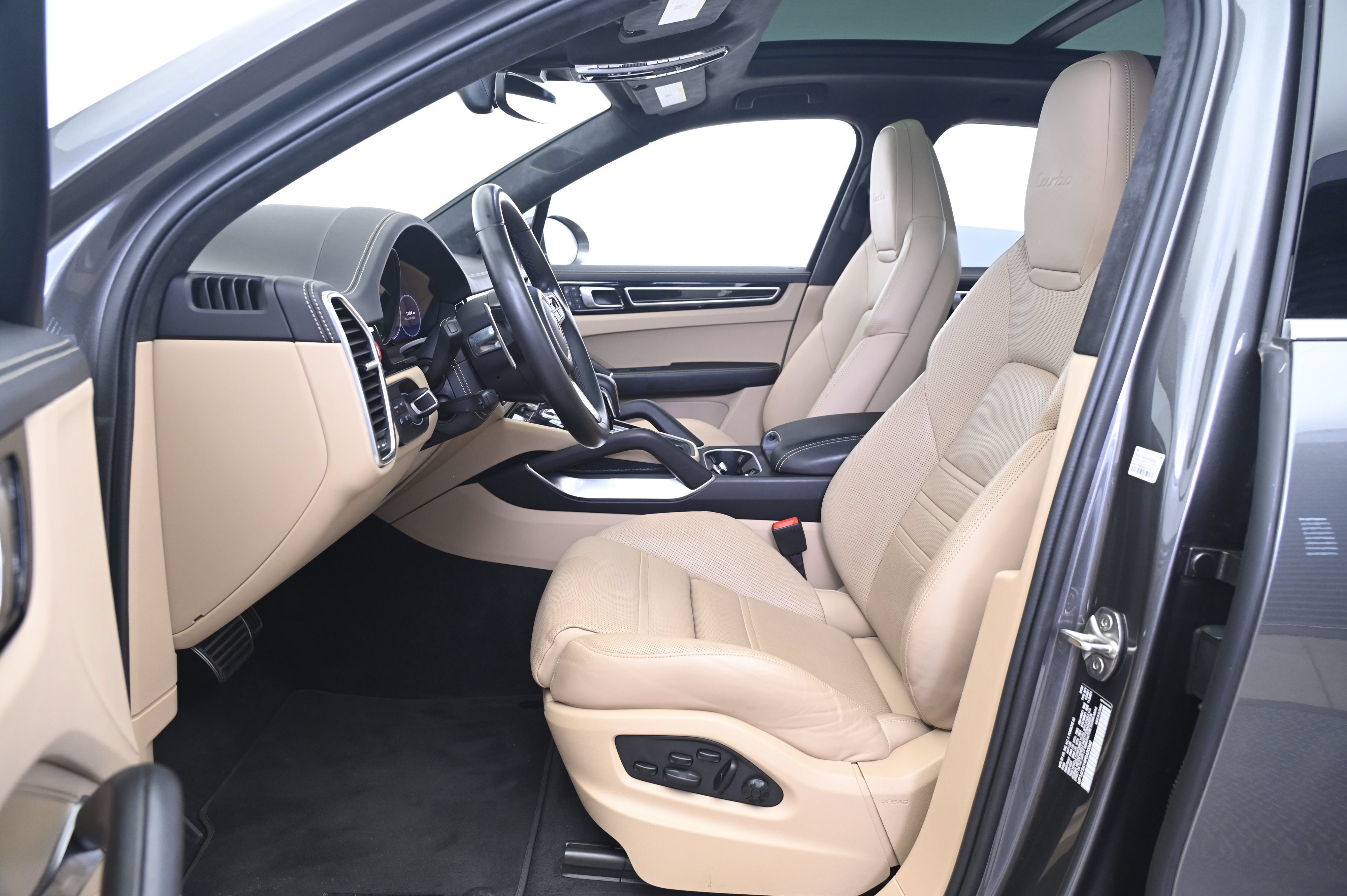 Certified 2023 Porsche Cayenne Turbo AWD/4WD image 29