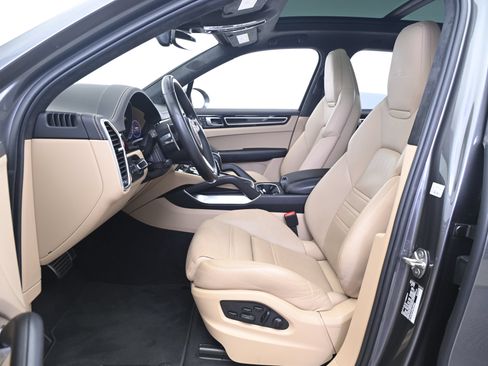 Certified 2023 Porsche Cayenne Turbo AWD/4WD image 29