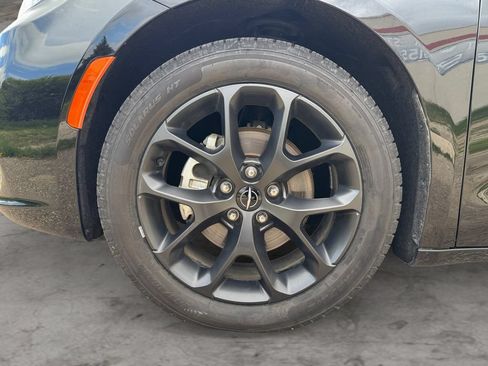 Used 2025 Chrysler Pacifica Limited FWD image 9
