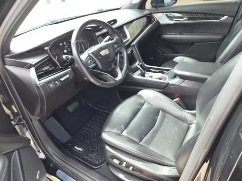 Used 2023 Cadillac XT6 Premium Luxury w/ Technology Package FWD image 3