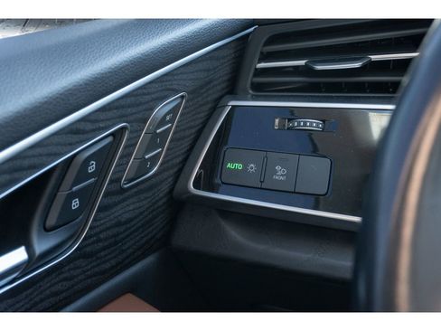 Used 2022 Audi Q8 Premium Plus image 29